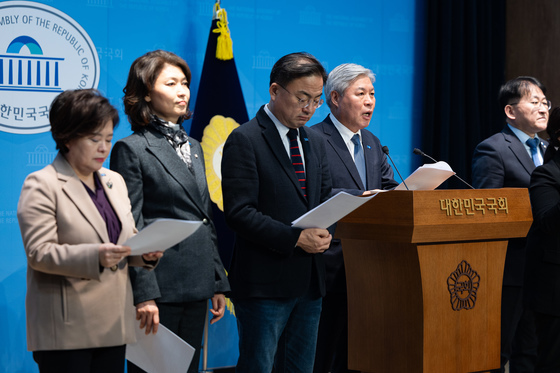 내란전담재판부 설치법 관련 기자회견하는 조국혁신당