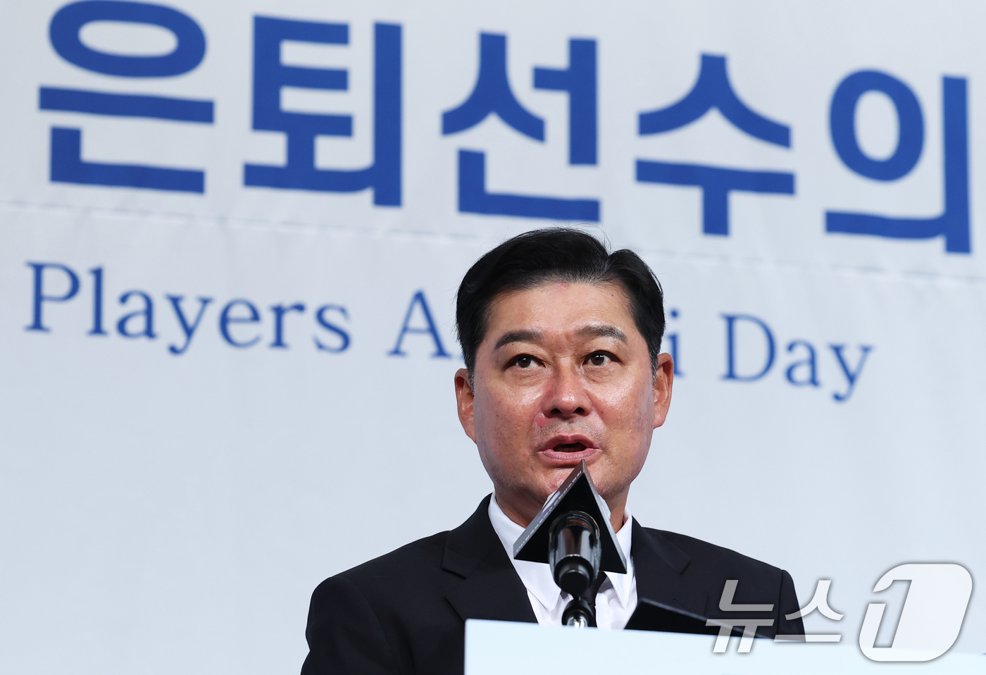 (서울=뉴스1) 오대일 기자 = 5일 서울 강남구 리베라호텔에서 열린 한국프로야구 은퇴선수의 날 행사에서 한국프로야구은퇴선수협회 5대 회장에 취임한 이종범 전 코치가 소감을 밝히고 …