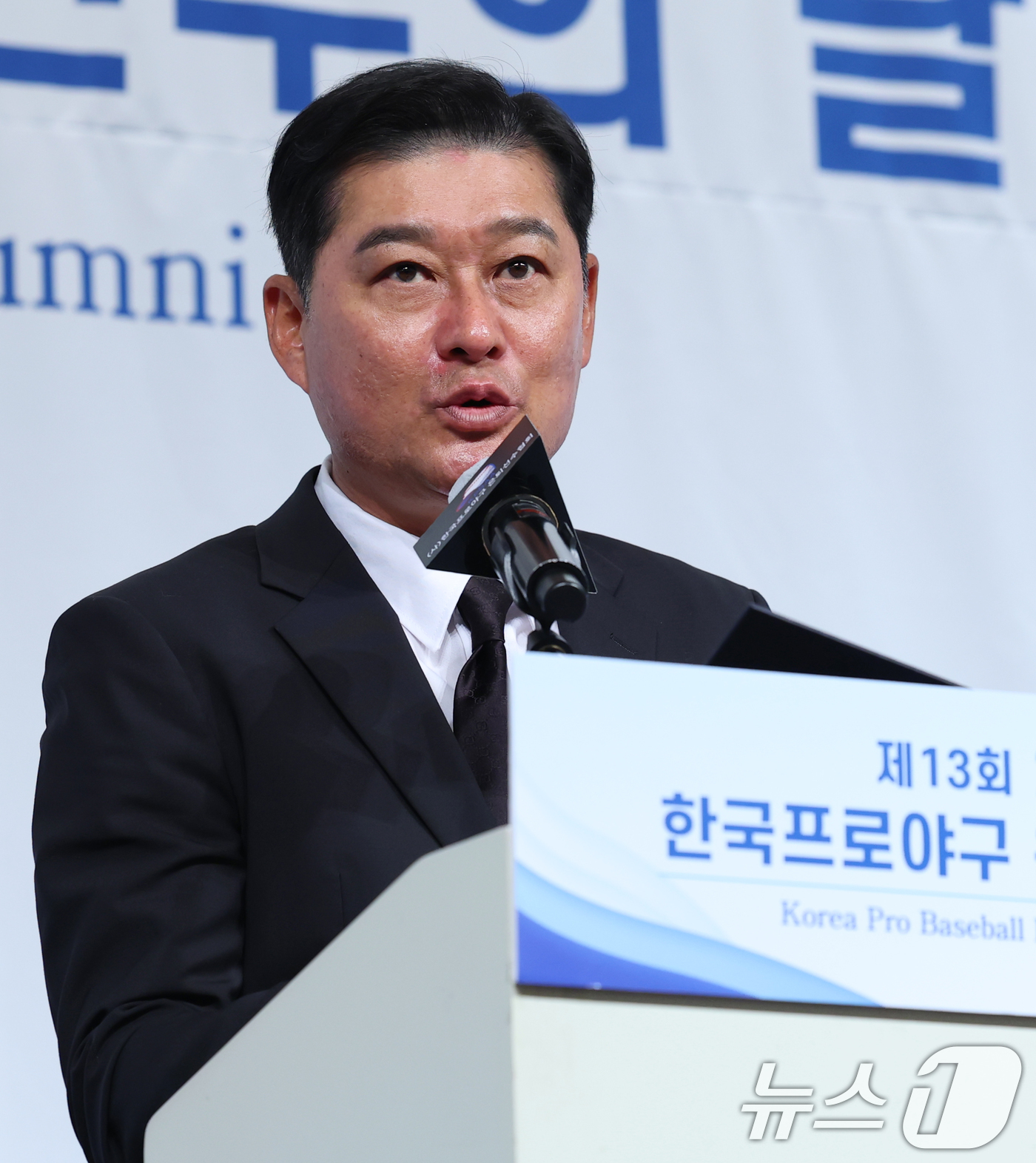 (서울=뉴스1) 오대일 기자 = 5일 서울 강남구 리베라호텔에서 열린 한국프로야구 은퇴선수의 날 행사에서 한국프로야구은퇴선수협회 5대 회장에 취임한 이종범 전 코치가 소감을 밝히고 …