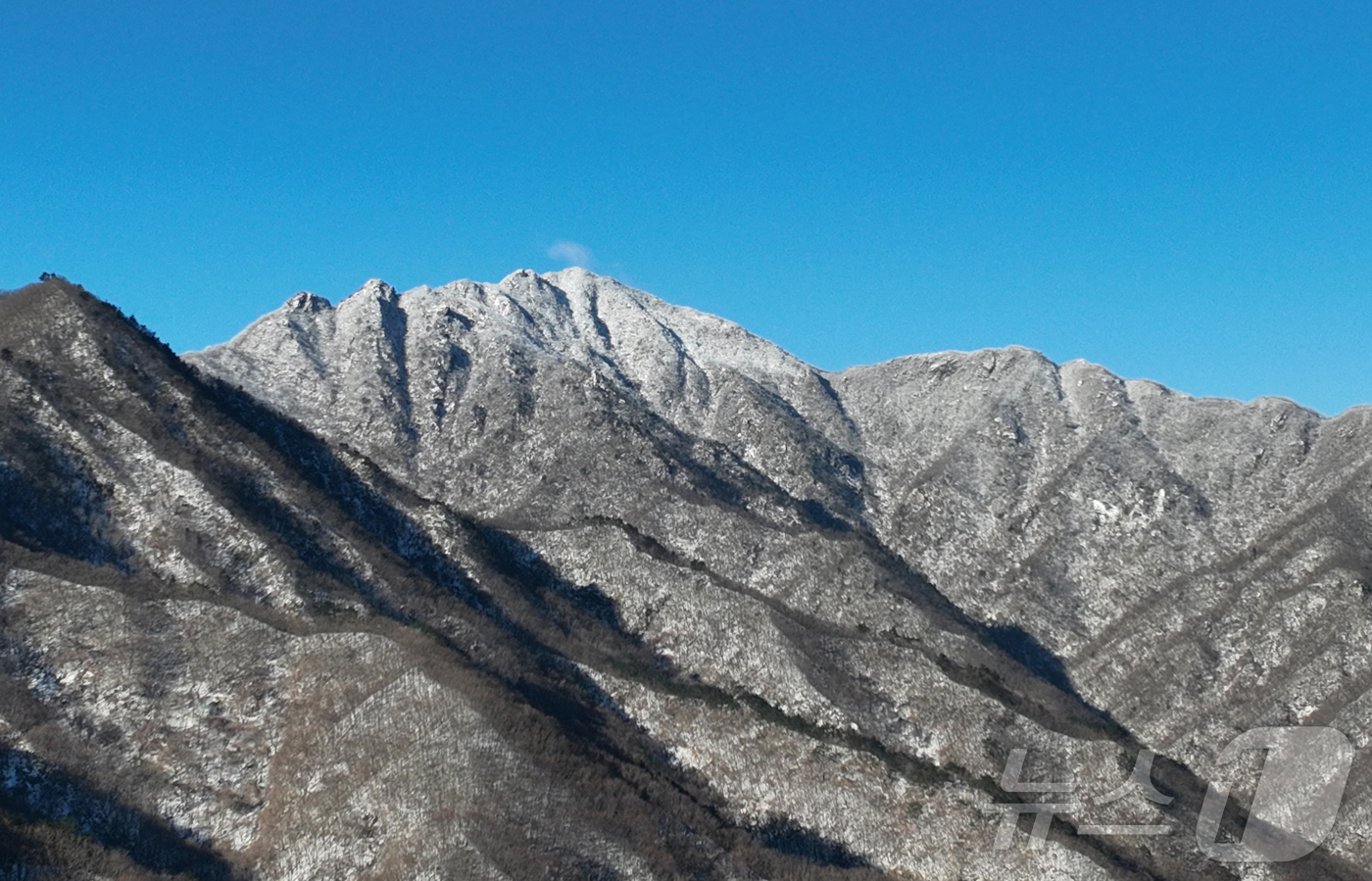 (서울=뉴스1) = 5일 경남 거창군 북상면 남덕유산 삿갓재 능선에 밤사이 내린 첫눈이 쌓여 있다. (거창군 제공. 재판매 및 DB 금지) 2025.12.5/뉴스1