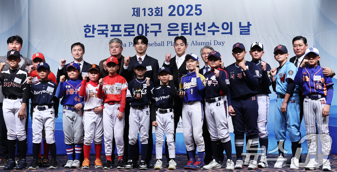 (서울=뉴스1) 오대일 기자 = 5일 서울 강남구 리베라호텔에서 열린 한국프로야구 은퇴선수협회 2025 '최고의 선수상' 시상식에서 '최고의 선수상'을 수상한 송성문(키움 히어로즈 …