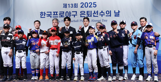 송성문·안현민, 야구 꿈나무들과 '찰칵'