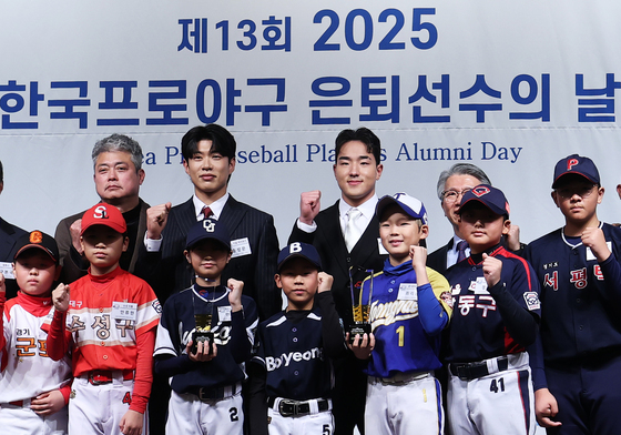 야구 꿈나무들과 기념촬영하는 송성문·안현민