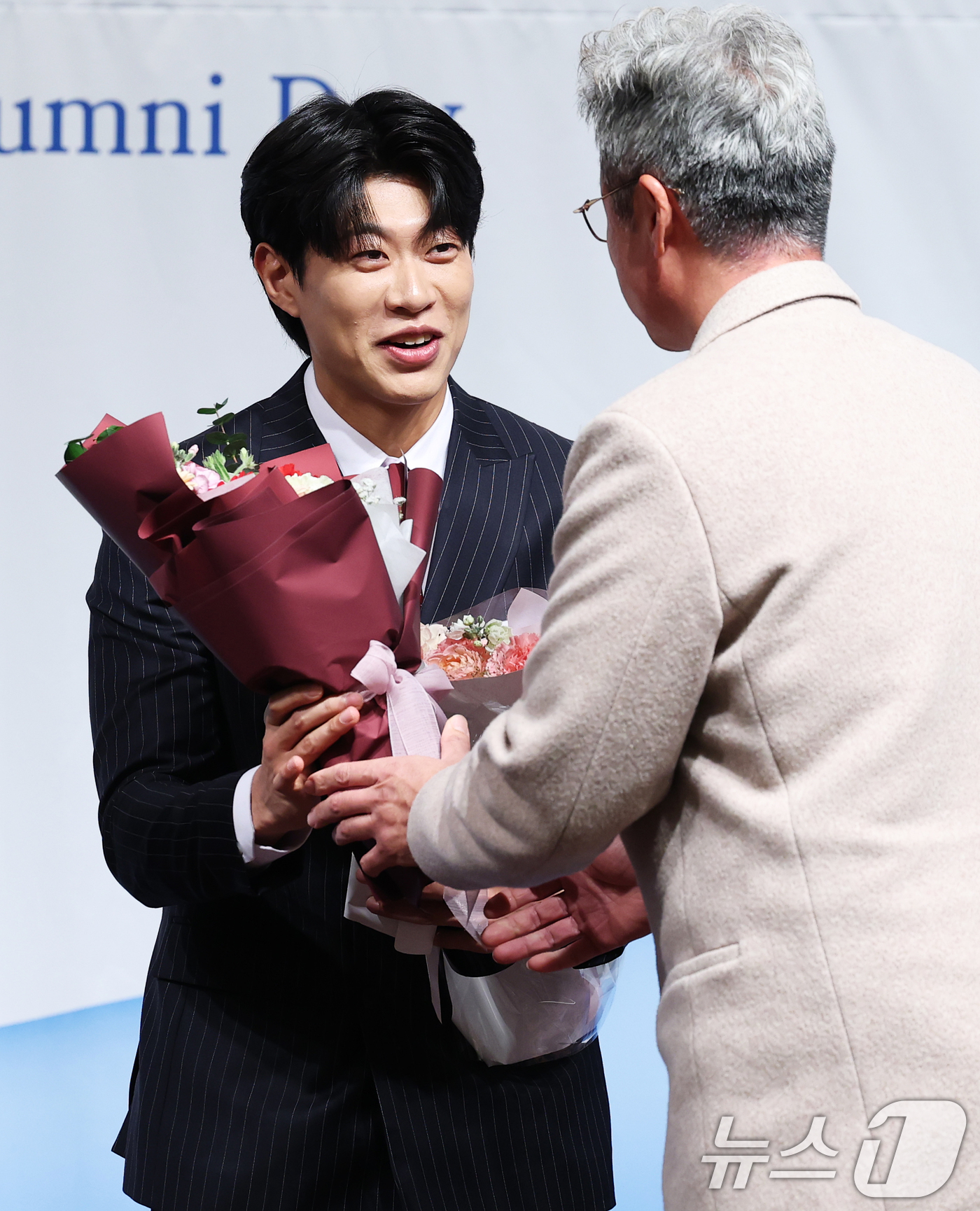 (서울=뉴스1) 오대일 기자 = 5일 서울 강남구 리베라호텔에서 열린 한국프로야구 은퇴선수협회 2025 '최고의 선수상' 시상식에서 '최고의 선수상'을 수상한 송성문(키움 히어로즈 …