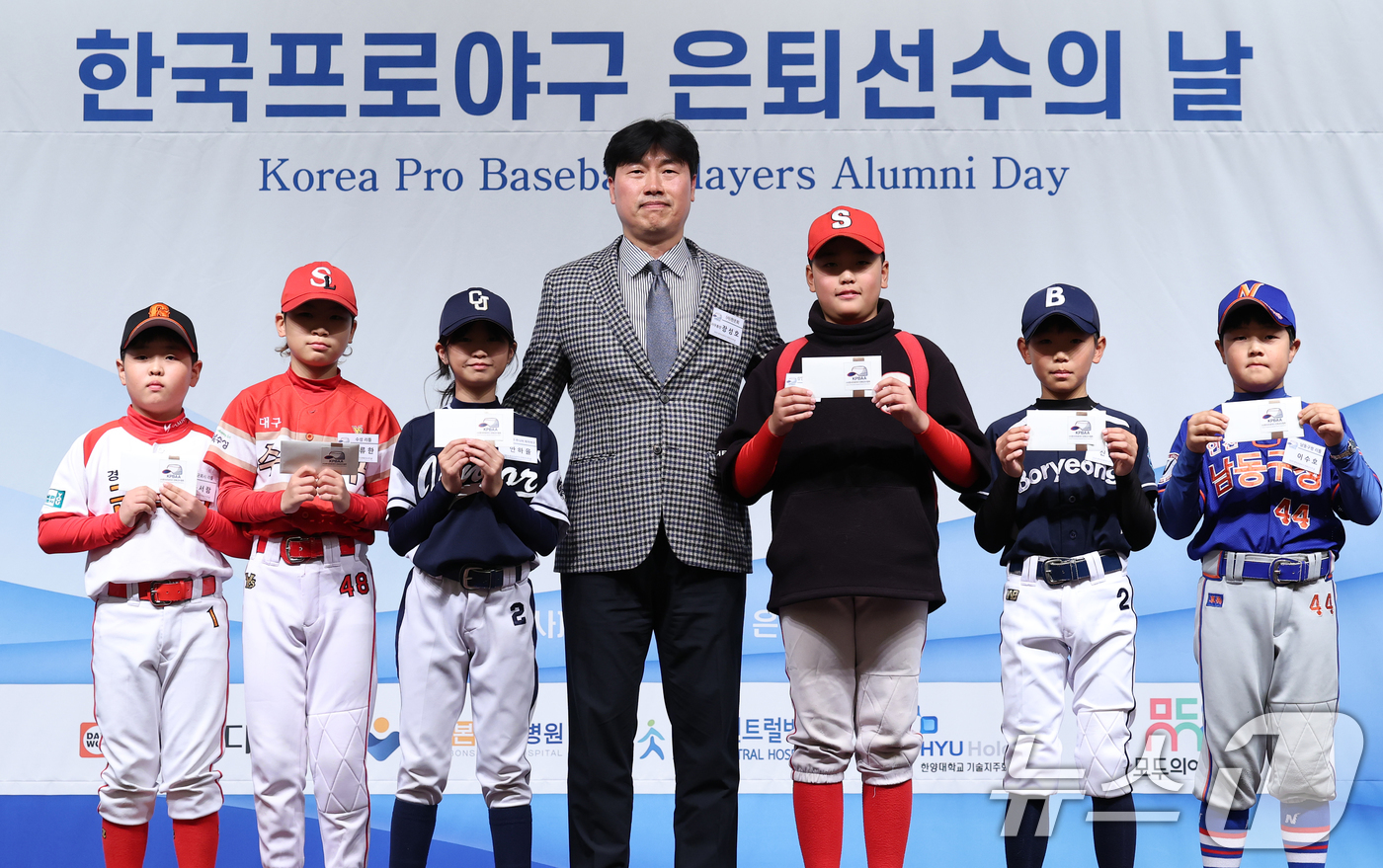 (서울=뉴스1) 오대일 기자 = 5일 서울 강남구 리베라호텔에서 열린 한국프로야구 은퇴선수의 날 행사에서 한국프로야구은퇴선수협회 장성호 사무총장이 야구 꿈나무들에게 장학금을 수여한 …