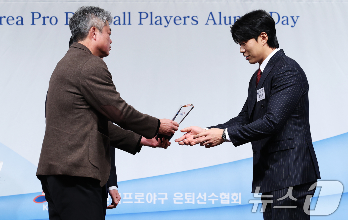 (서울=뉴스1) 오대일 기자 = 5일 서울 강남구 리베라호텔에서 열린 한국프로야구 은퇴선수협회 2025 '최고의 선수상' 시상식에서 '최고의 선수상'을 수상한 송성문(키움 히어로즈 …