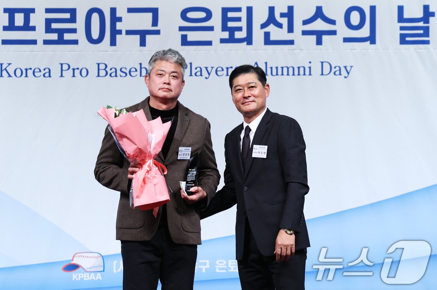본문 이미지 - 5일 서울 강남구 리베라호텔에서 열린 한국프로야구 은퇴선수의 날 행사에서 한국프로야구은퇴선수협회 5대 회장에 취임한 이종범 전 코치가 안경현 회장에게 특별 공로패를 수여하고 있다. 2025.12.5/뉴스1 ⓒ News1 오대일 기자