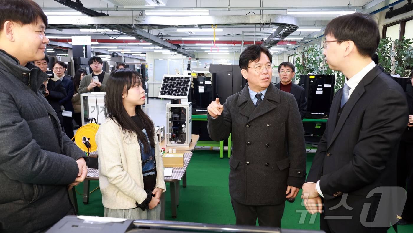 (서울=뉴스1) = 김영훈 고용노동부 장관이 5일 오전 경기 안양시 대림대학교에서 외국인 유학생 직업능력 개발 훈련 현장을 참관하고 있다. (고용노동부 제공. 재판매 및 DB 금지 …