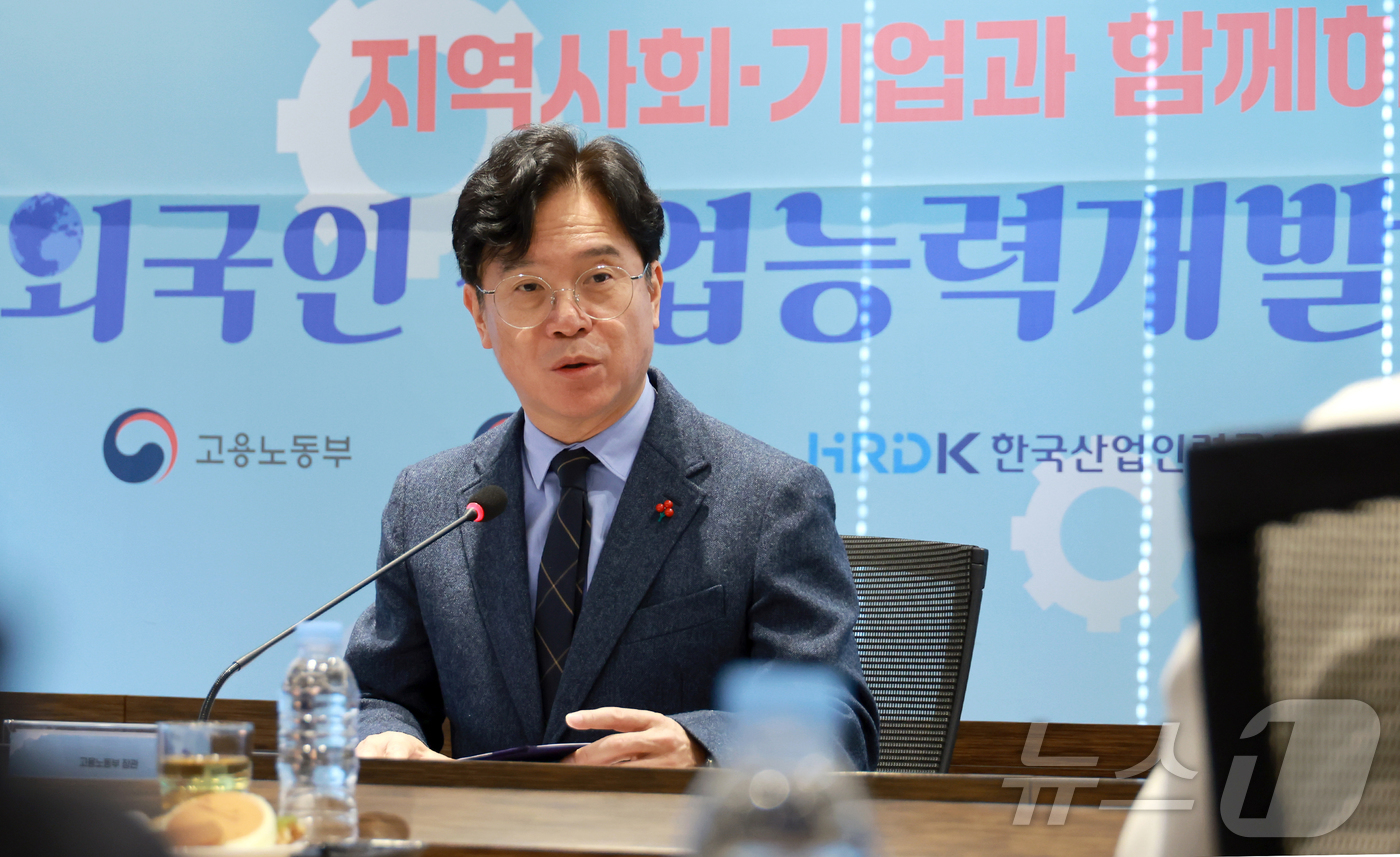 (서울=뉴스1) = 김영훈 고용노동부 장관이 5일 오전 경기 안양시 대림대학교에서 열린 '외국인 직업능력개발 지원방안 간담회'에서 모두발언을 하고 있다. (고용노동부 제공. 재판매 …