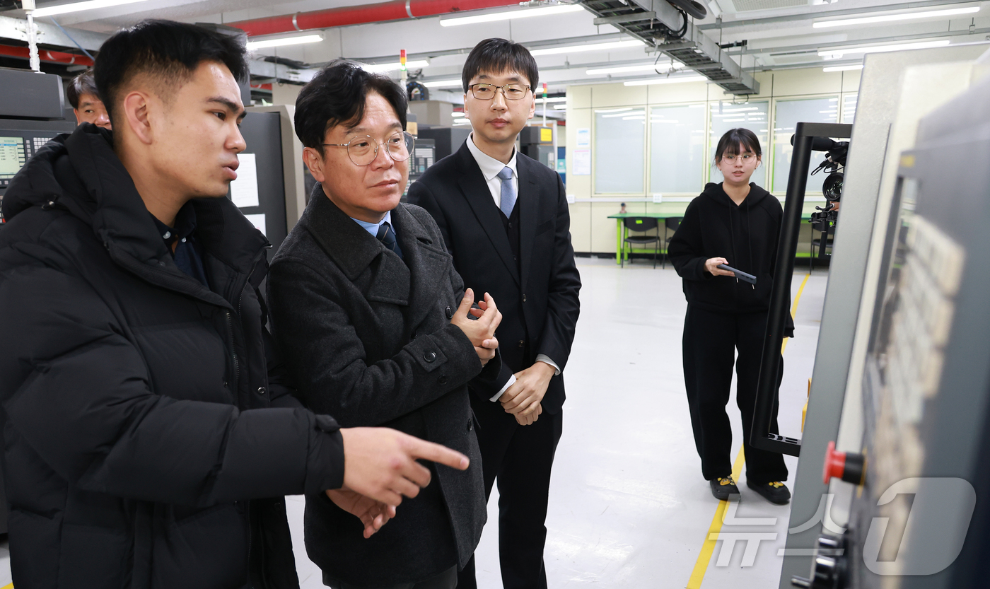 (서울=뉴스1) = 김영훈 고용노동부 장관이 5일 오전 경기 안양시 대림대학교에서 외국인 유학생 직업능력 개발 훈련 현장을 참관하고 있다. (고용노동부 제공. 재판매 및 DB 금지 …