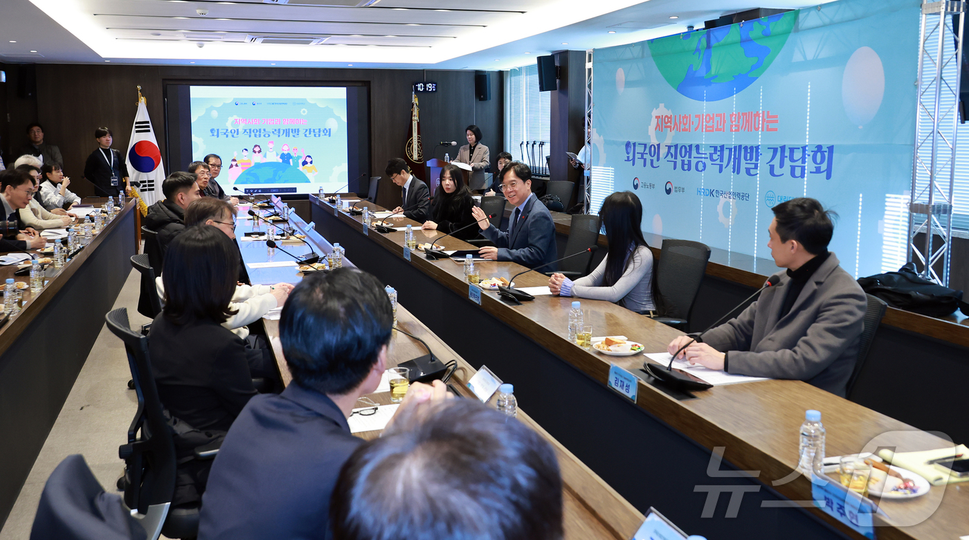 (서울=뉴스1) = 김영훈 고용노동부 장관이 5일 오전 경기 안양시 대림대학교에서 열린 '외국인 직업능력개발 지원방안 간담회'에서 모두발언을 하고 있다. (고용노동부 제공. 재판매 …