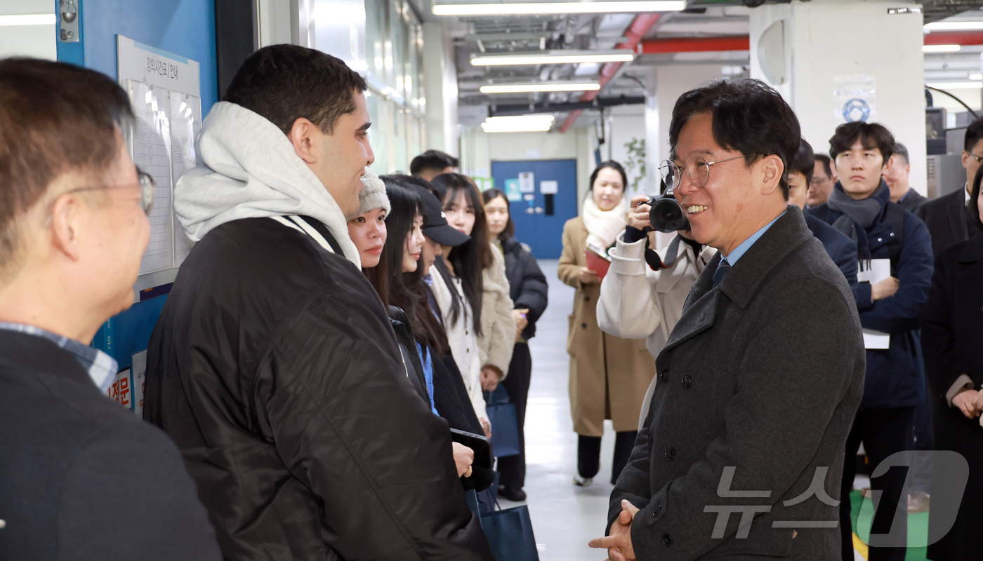 (서울=뉴스1) = 김영훈 고용노동부 장관이 5일 오전 경기 안양시 대림대학교에서 외국인 유학생 직업능력 개발 훈련 현장에서 외국인 유학생과 대화를 나누고 있다. (고용노동부 제공 …