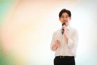 본문 이미지 - 디밀 이헌주 대표가 2026년 성장 로드맵과 크리에이터와 상생방안에 대해서 발표하고 있다. 사진=디퍼런트밀리언즈㈜ 제공