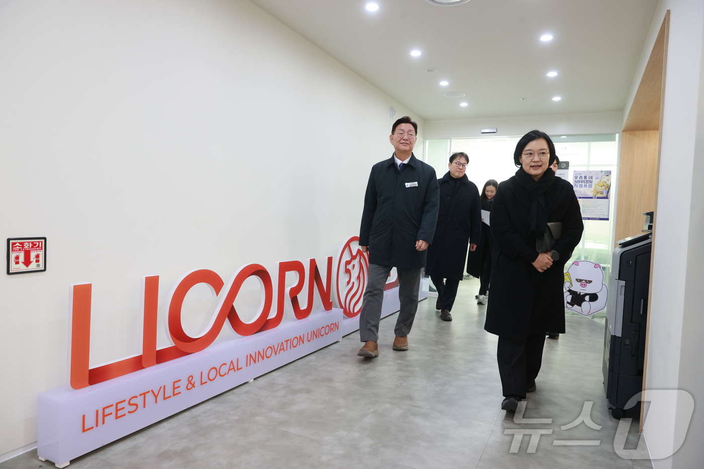 (서울=뉴스1) = 한성숙 중소벤처기업부 장관이 5일 대전 라이콘타운을 방문해 현장을 둘러보고 있다. (중소벤처기업부 제공. 재판매 및 DB 금지) 2025.12.5/뉴스1