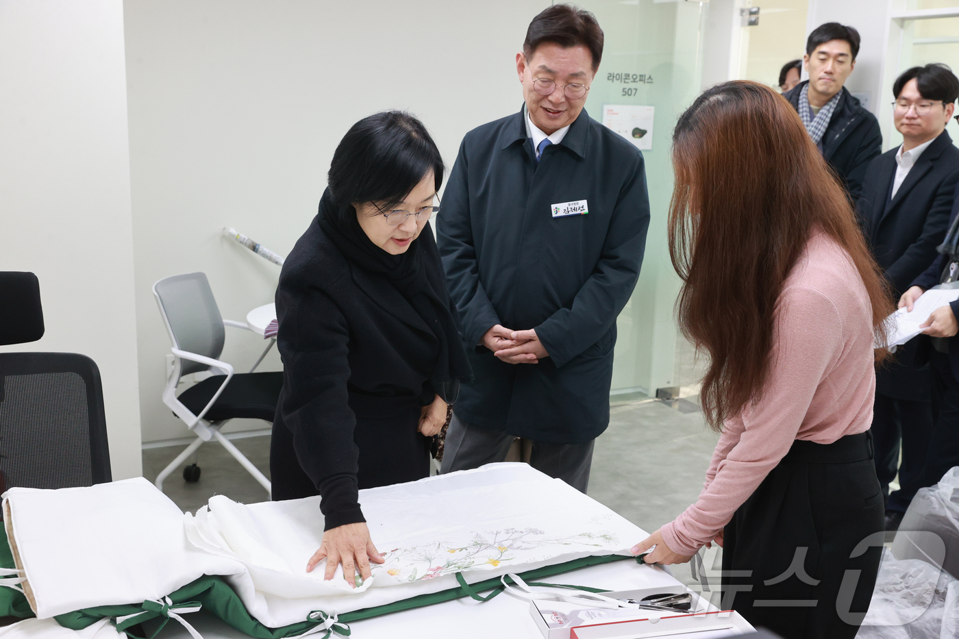 (서울=뉴스1) = 한성숙 중소벤처기업부 장관이 5일 대전 라이콘타운을 방문해 현장을 둘러보고 있다. (중소벤처기업부 제공. 재판매 및 DB 금지) 2025.12.5/뉴스1