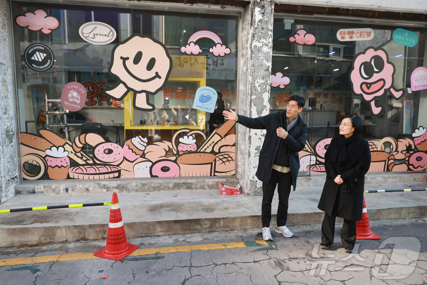 (서울=뉴스1) = 한성숙 중소벤처기업부 장관이 5일 대전 중구 은행동·대흥동 일대의 대전 중구 글로컬 상권을 방문해 현장을 둘러보고 있다. (중소벤처기업부 제공. 재판매 및 DB …