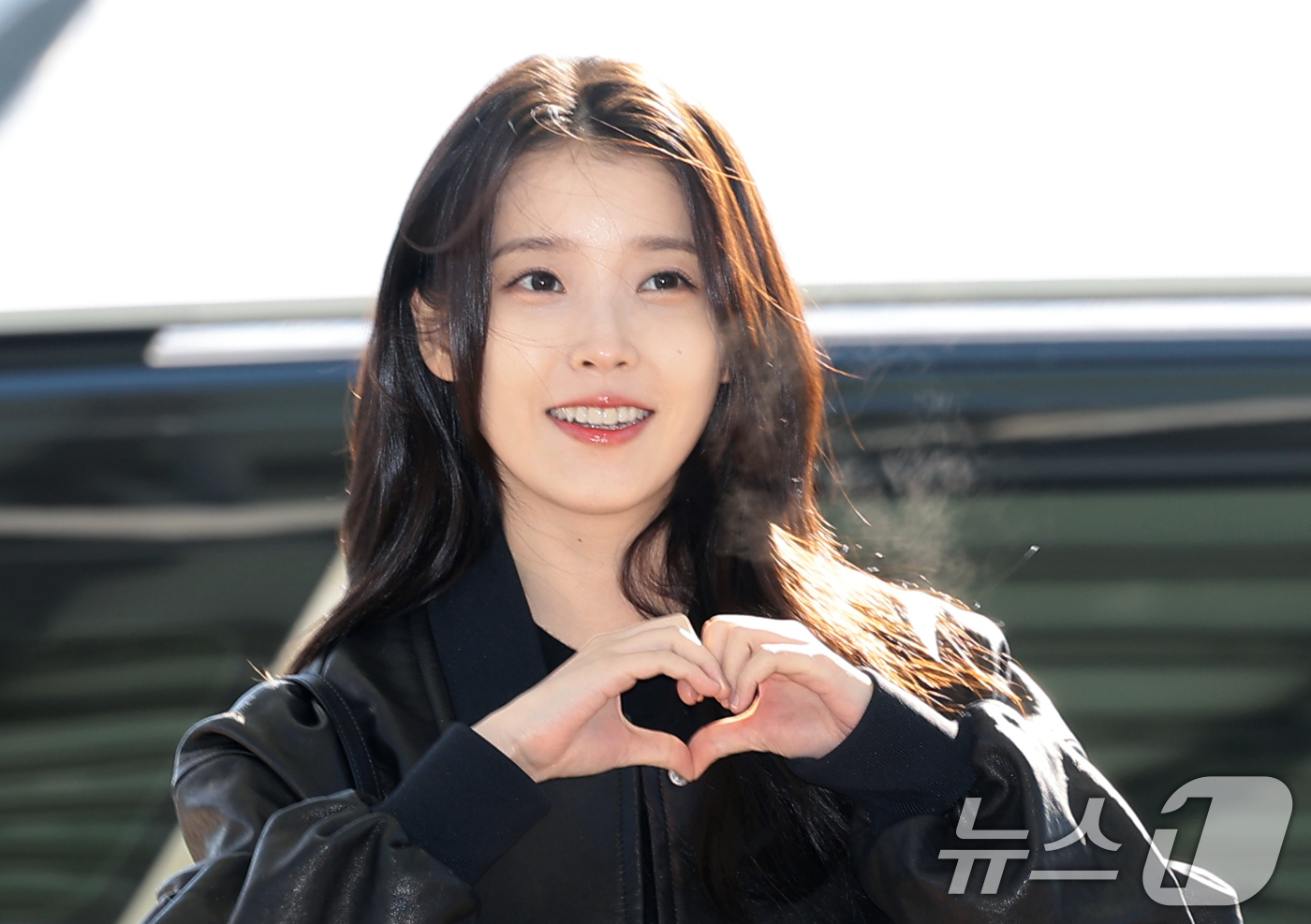 (인천공항=뉴스1) 권현진 기자 = 가수 겸 배우 아이유가 해외 일정을 위해 5일 인천국제공항을 통해 대만으로 출국하기 전 인사를 하고 있다. 2025.12.5/뉴스1