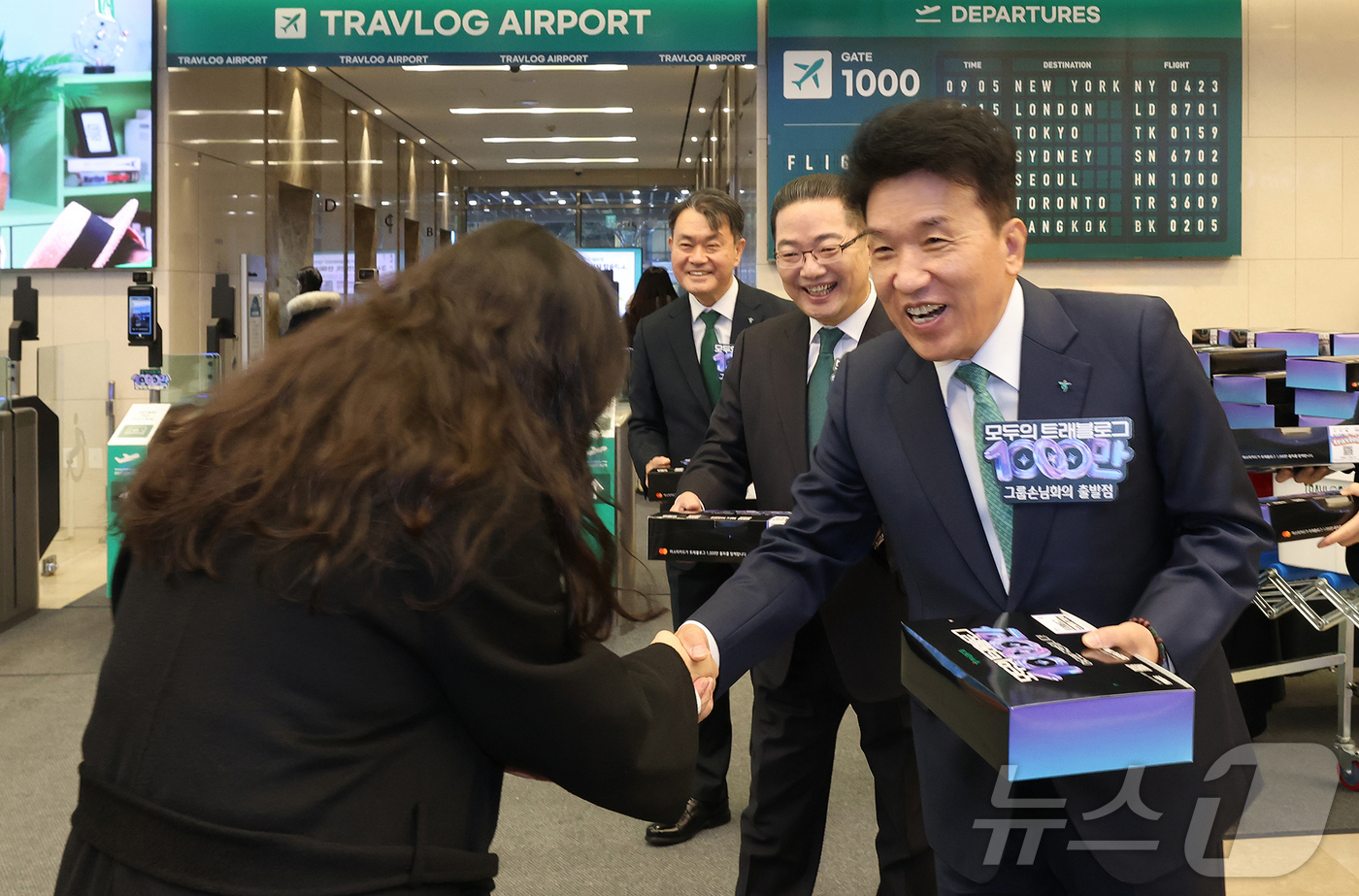 (서울=뉴스1) = 하나금융그룹은 5일오전 하나은행 을지로 본점에서 국내 해외여행 대표 플랫폼인 '트래블로그' 서비스 가입자 '1,000만을 돌파 축하' 기념 행사를 가졌다고 밝혔 …