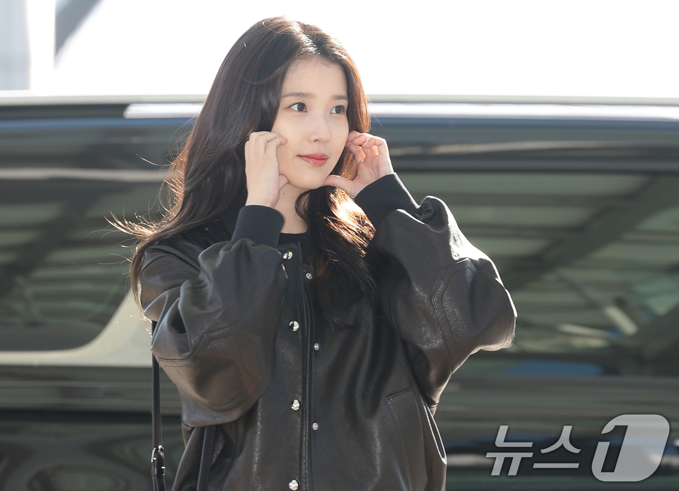 (인천공항=뉴스1) 권현진 기자 = 가수 겸 배우 아이유가 해외 일정을 위해 5일 인천국제공항을 통해 대만으로 출국하고 있다. 2025.12.5/뉴스1