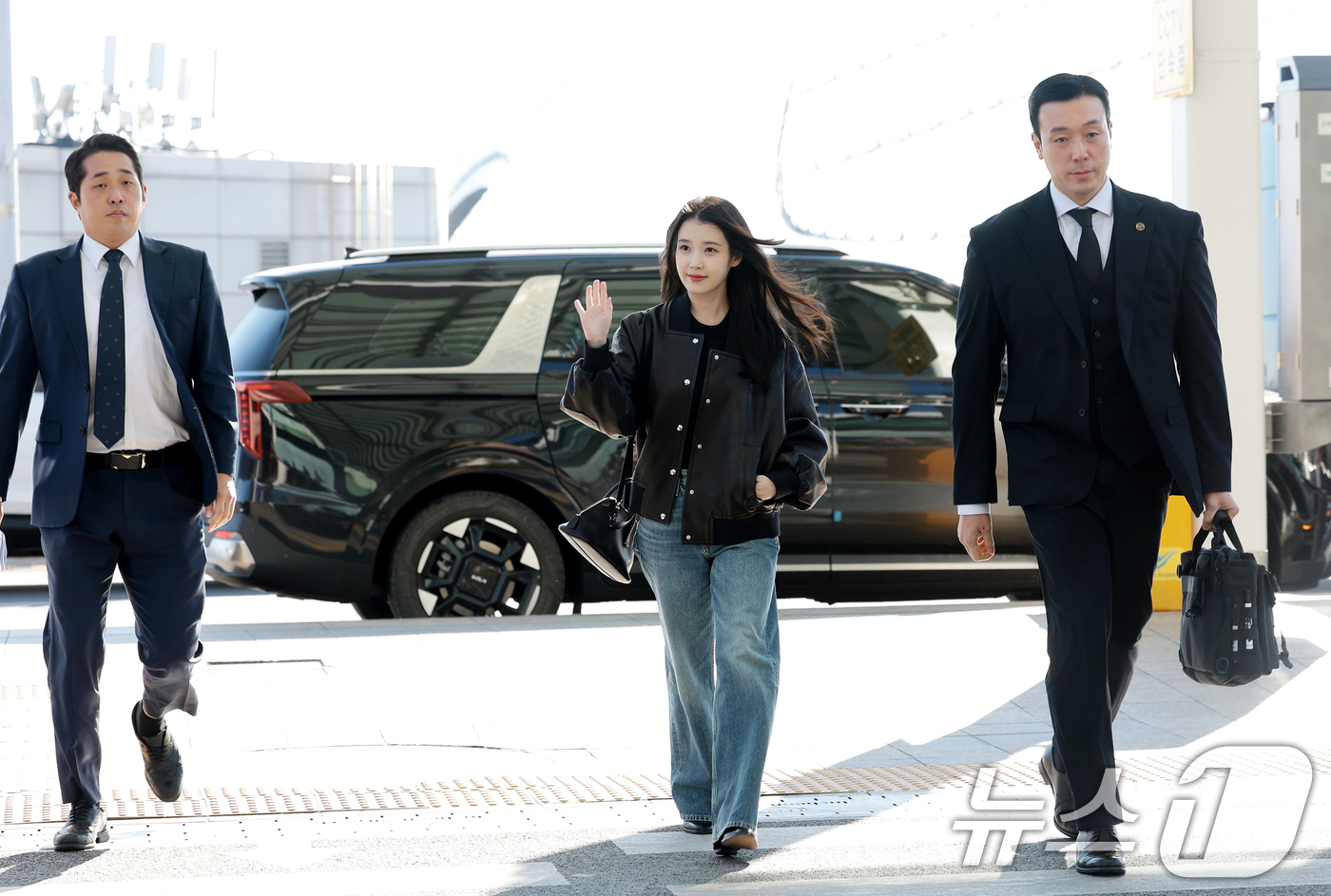 (인천공항=뉴스1) 권현진 기자 = 가수 겸 배우 아이유가 해외 일정을 위해 5일 인천국제공항을 통해 대만으로 출국하고 있다. 2025.12.5/뉴스1