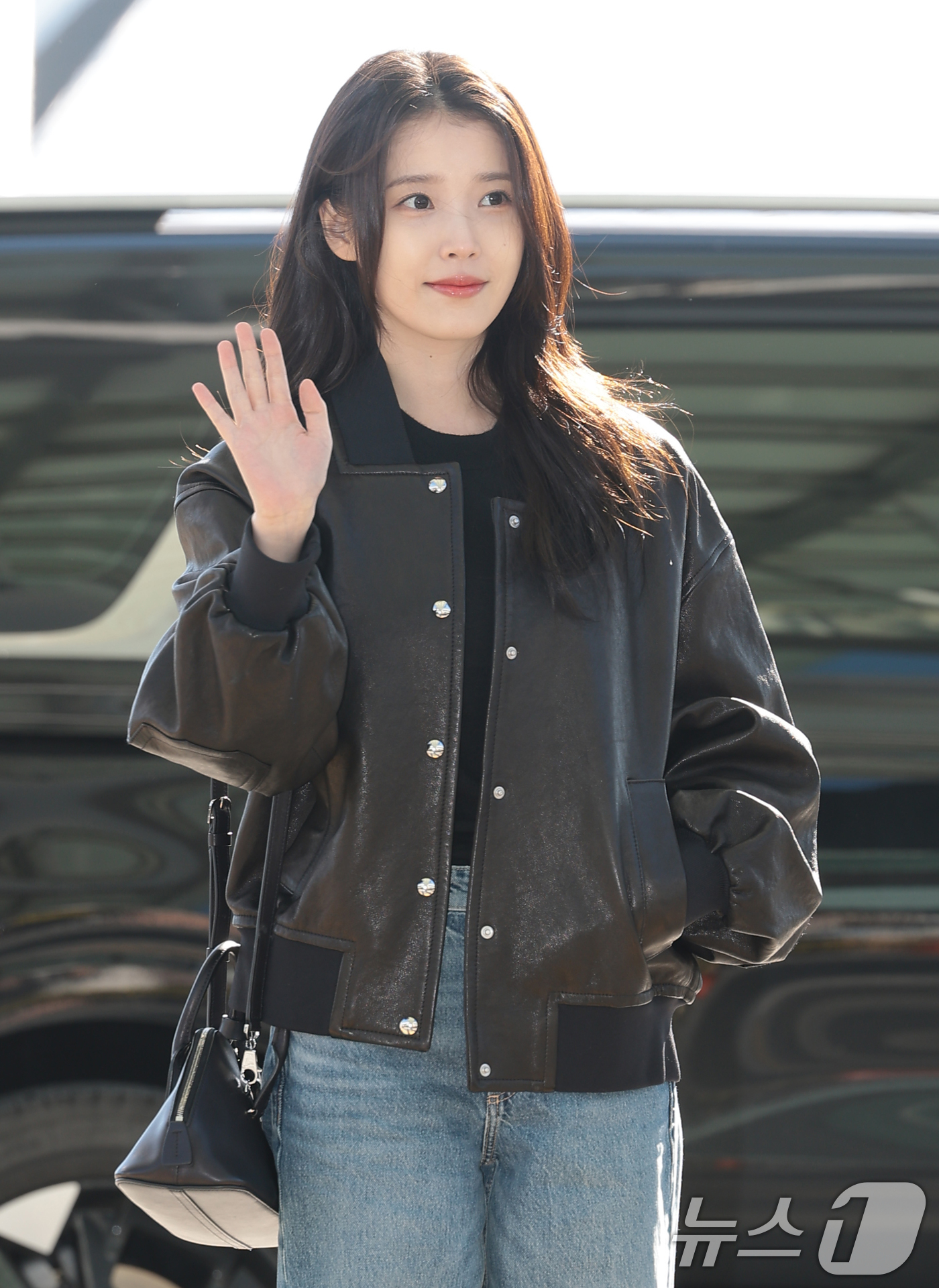 (인천공항=뉴스1) 권현진 기자 = 가수 겸 배우 아이유가 해외 일정을 위해 5일 인천국제공항을 통해 대만으로 출국하고 있다. 2025.12.5/뉴스1