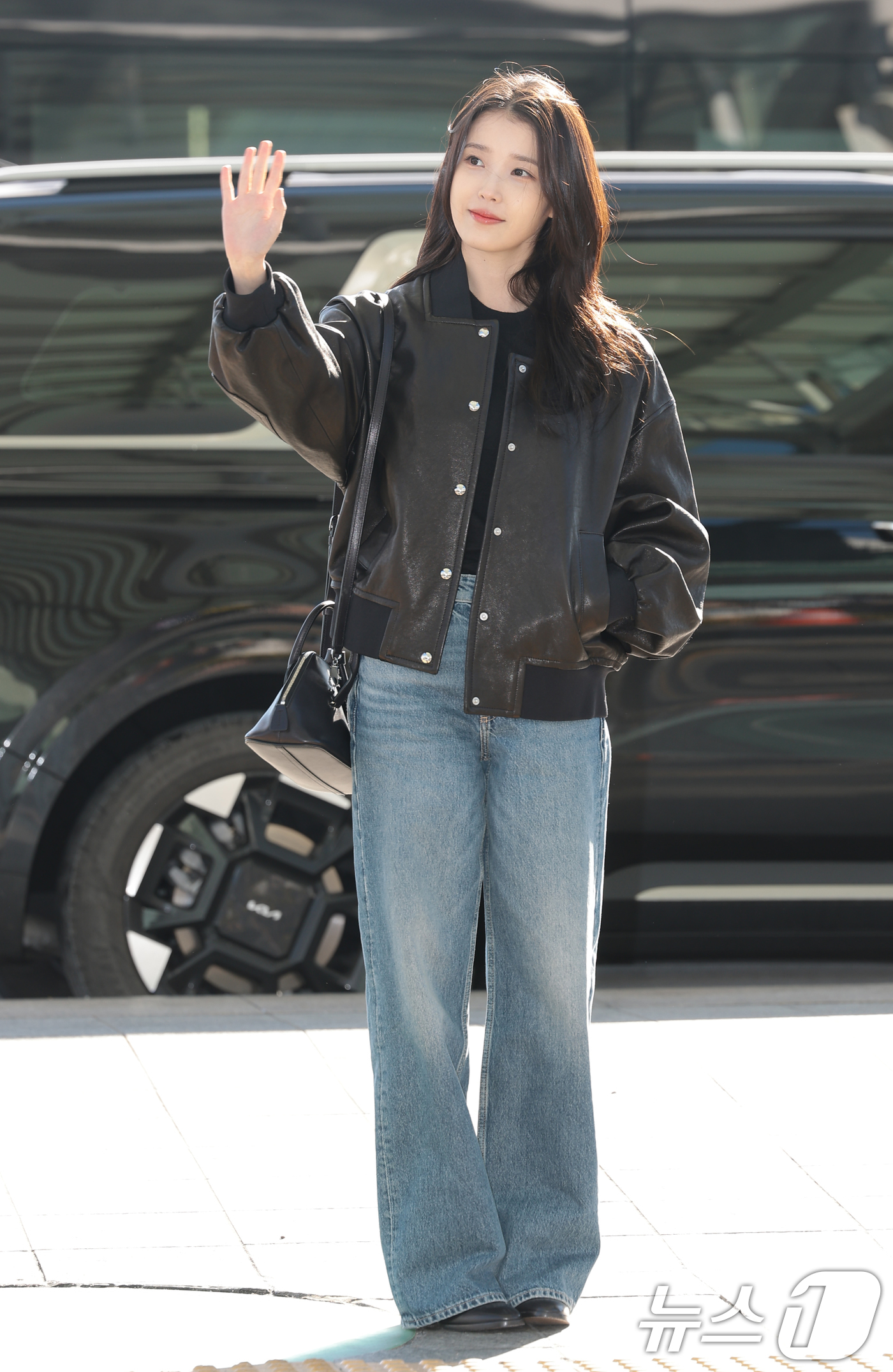 (인천공항=뉴스1) 권현진 기자 = 가수 겸 배우 아이유가 해외 일정을 위해 5일 인천국제공항을 통해 대만으로 출국하고 있다. 2025.12.5/뉴스1