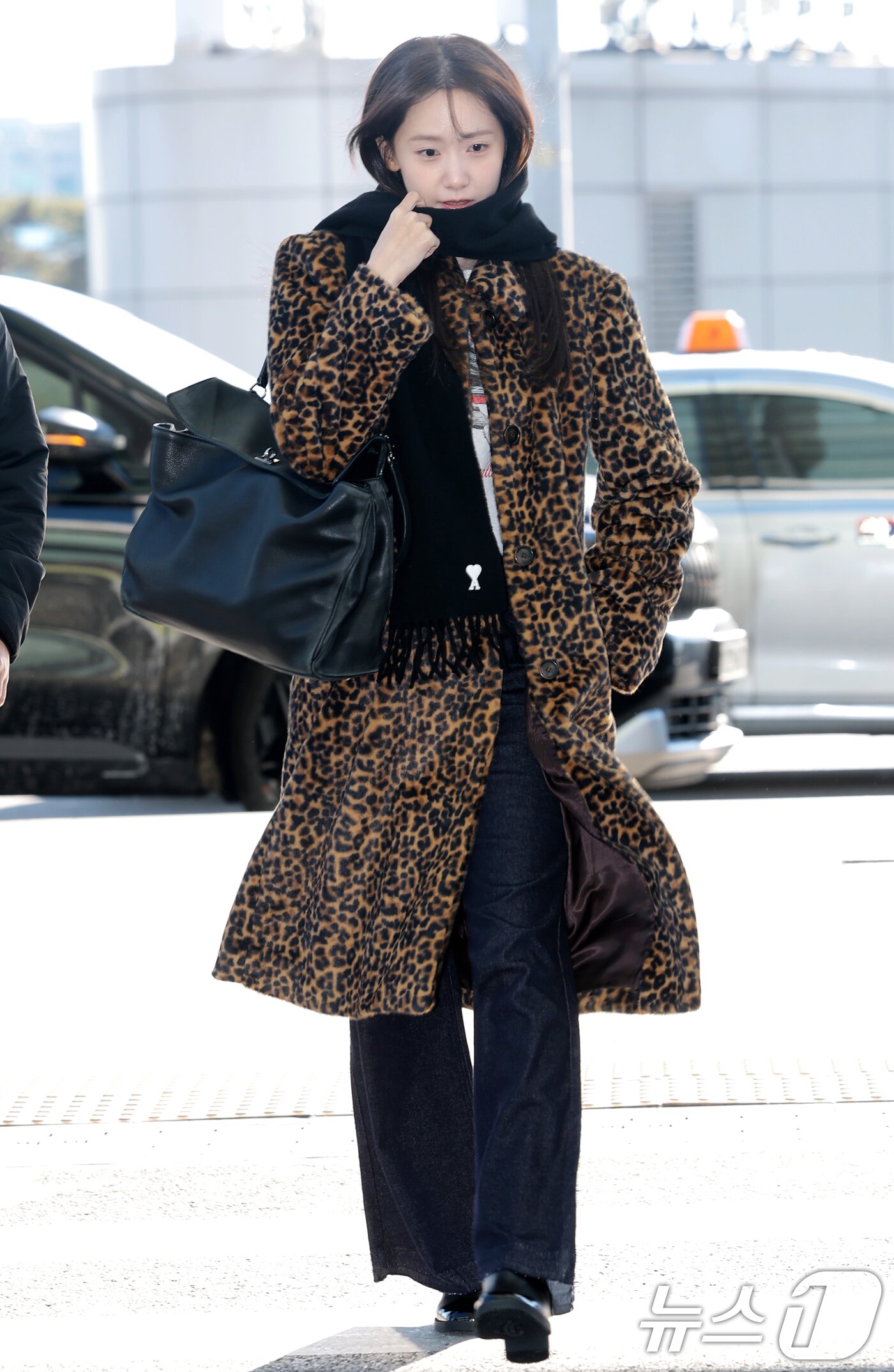윤아, 강렬한 호피무늬 공항 패션