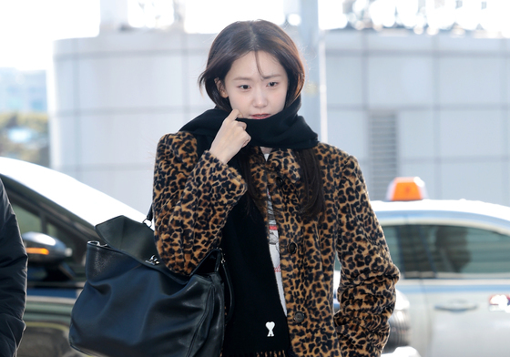 윤아, 강렬한 호피무늬 공항 패션