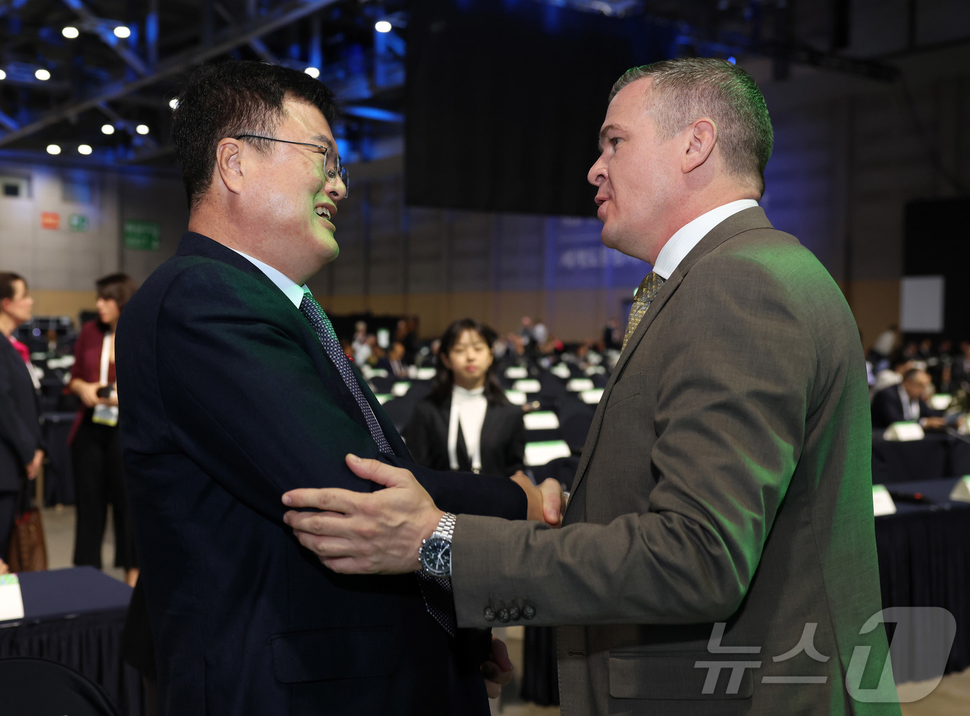 (서울=뉴스1) = 김대현 문화체육관광부 제2차관이 5일 부산 해운대구 벡스코에서 열린 세계도핑방지기구(WADA) 총회 폐회식에서 위톨드 반카 WADA 회장과 인사를 나누고 있다. …