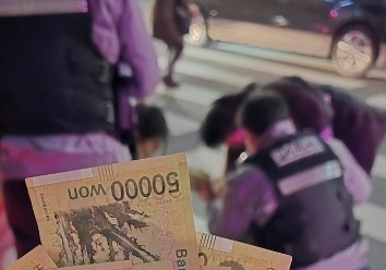 도로에 5만원권이 '우수수' 서울 한복판에 뿌려진 돈다발…누가, 왜?