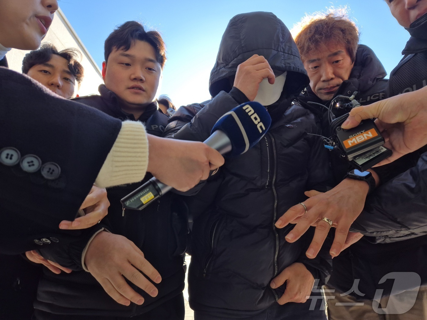 (속초=뉴스1) 윤왕근 기자 = 강원 양양군청 직장 내 괴롭힘 의혹을 받는 7급 공무원 A 씨가 5일 오후 춘천지법 속초지원에서 열린 구속 전 피의자 심문(영장실질심사)을 받기 위 …