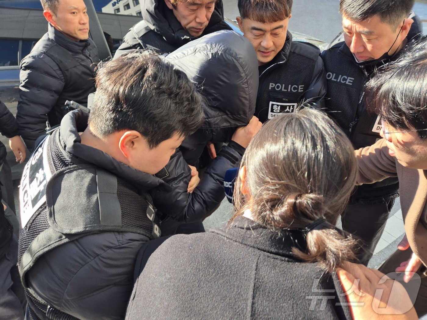 (속초=뉴스1) 윤왕근 기자 = 강원 양양군청 직장 내 괴롭힘 의혹을 받는 7급 공무원 A 씨가 5일 오후 춘천지법 속초지원에서 열린 구속 전 피의자 심문(영장실질심사)을 받기 위 …