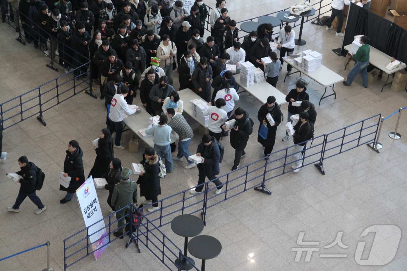 (고양=뉴스1) 김민재 기자 = 5일 오전 10시 서브컬처 페스티벌 'AGF 2025'가 열리는 일산 킨텍스 제 1전시장에서 대기자들이 입장하고 있다. AGF 2025는 12월 5 …