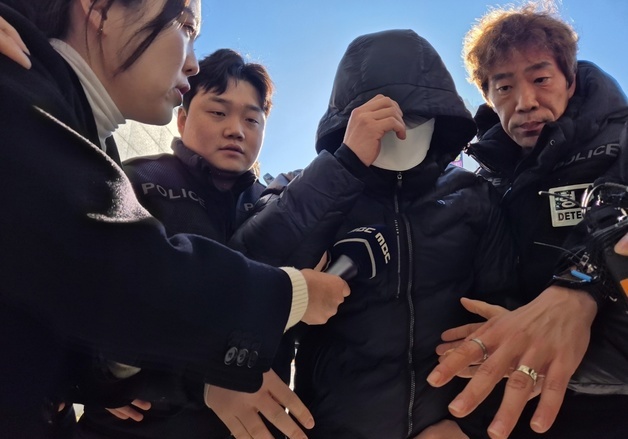 "계엄령 놀이" 양양 공무원 영장심사…취재진 질문에 묵묵부답