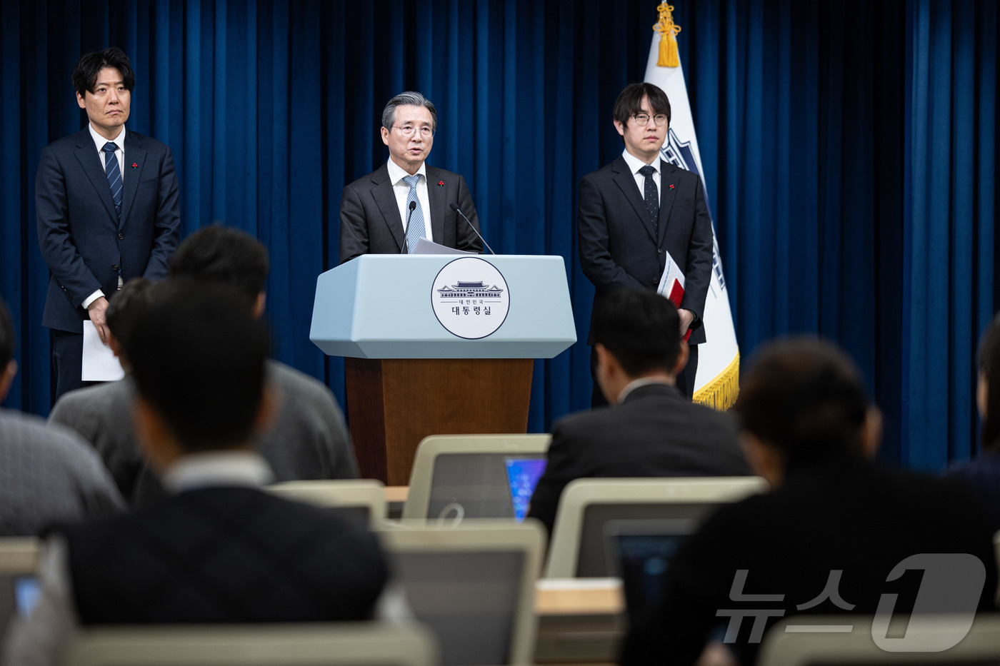 (서울=뉴스1) 이재명 기자 = 김용범 대통령실 정책실장이 5일 서울 용산 대통령실 청사에서 손정의 소프트뱅크그룹 회장 접견 관련 브리핑을 하고 있다.사진 왼쪽부터 김우창 AI정책 …