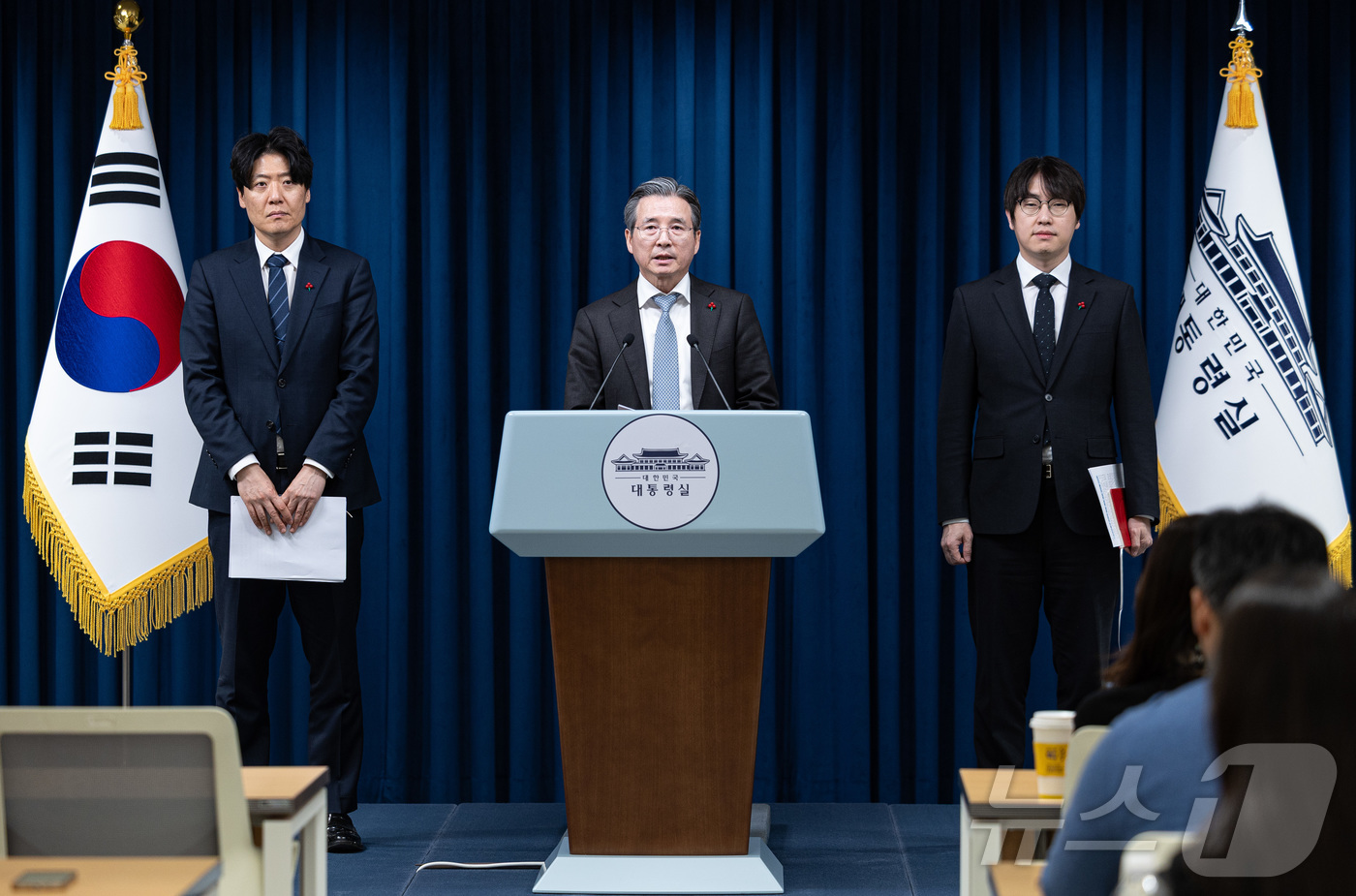 (서울=뉴스1) 이재명 기자 = 김용범 대통령실 정책실장이 5일 서울 용산 대통령실 청사에서 손정의 소프트뱅크그룹 회장 접견 관련 브리핑을 하고 있다.사진 왼쪽부터 김우창 AI정책 …