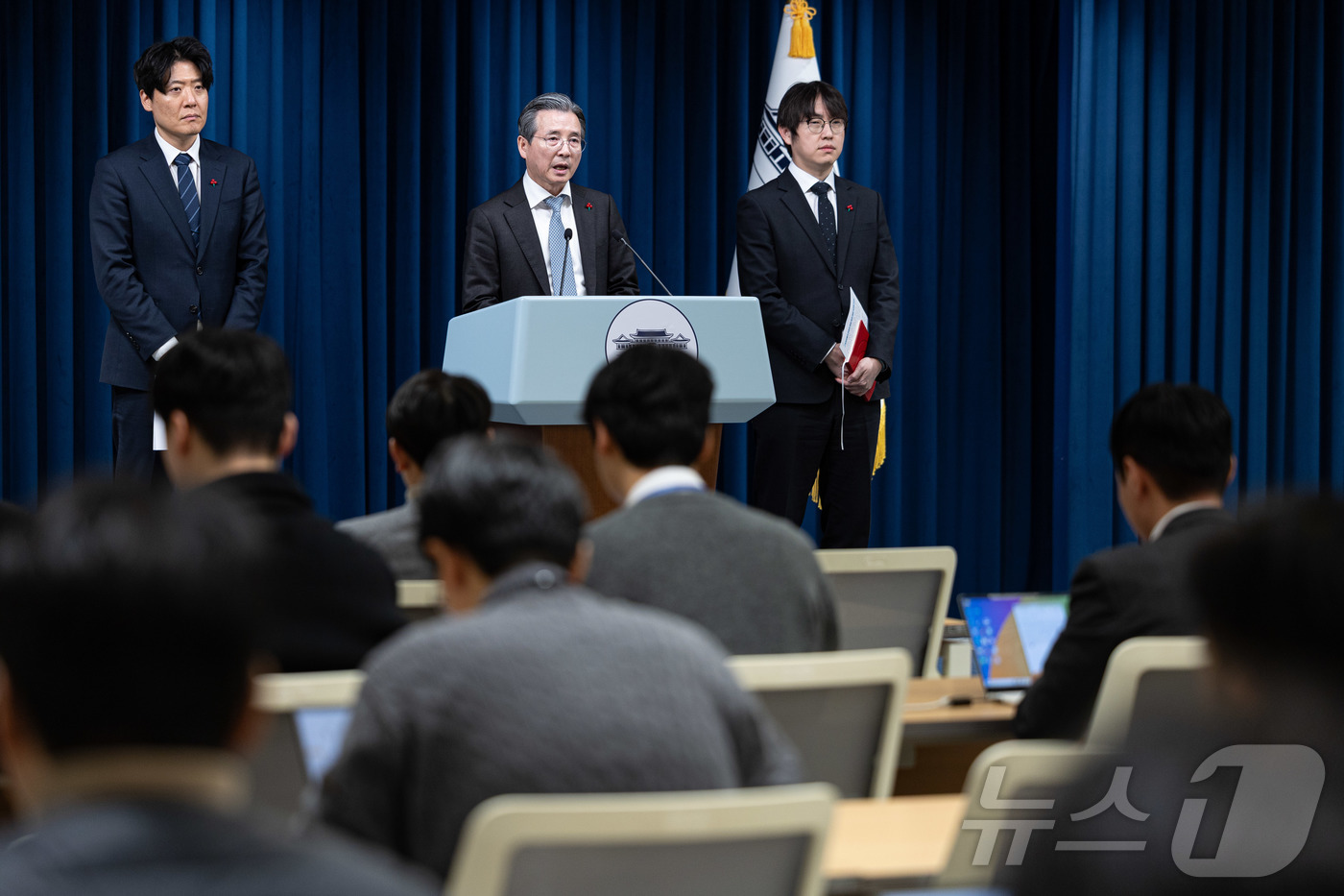 (서울=뉴스1) 이재명 기자 = 김용범 대통령실 정책실장이 5일 서울 용산 대통령실 청사에서 손정의 소프트뱅크그룹 회장 접견 관련 브리핑을 하고 있다.사진 왼쪽부터 김우창 AI정책 …