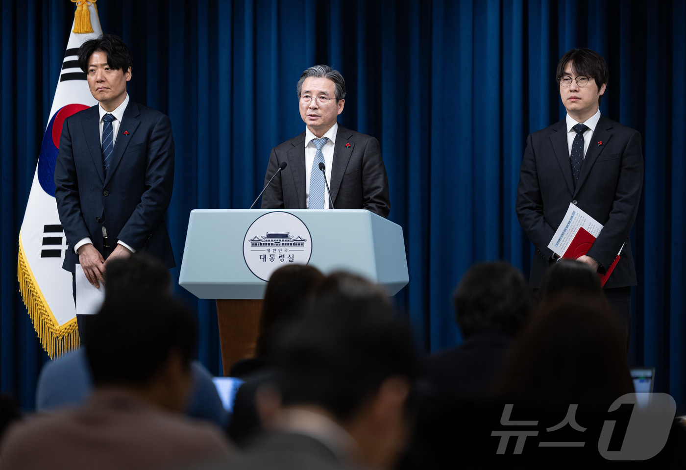 (서울=뉴스1) 이재명 기자 = 김용범 대통령실 정책실장이 5일 서울 용산 대통령실 청사에서 손정의 소프트뱅크그룹 회장 접견 관련 브리핑을 하고 있다.사진 왼쪽부터 김우창 AI정책 …