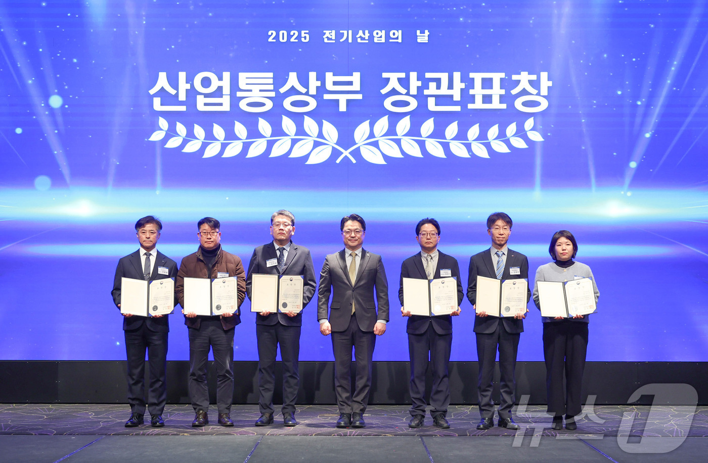 (서울=뉴스1) = 문신학 산업통상자원부 차관이 5일 오전 서울 엘타워에서 열린 '2025 전기산업의 날'에 참석해 유공자들과 기념 촬영하고 있다. (산업통상자원부 제공. 재판매 …