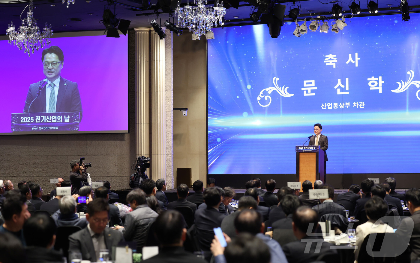 (서울=뉴스1) = 문신학 산업통상자원부 차관이 5일 오전 서울 엘타워에서 열린 '2025 전기산업의 날'에 참석해 축사를 하고 있다. (산업통상자원부 제공. 재판매 및 DB 금지 …