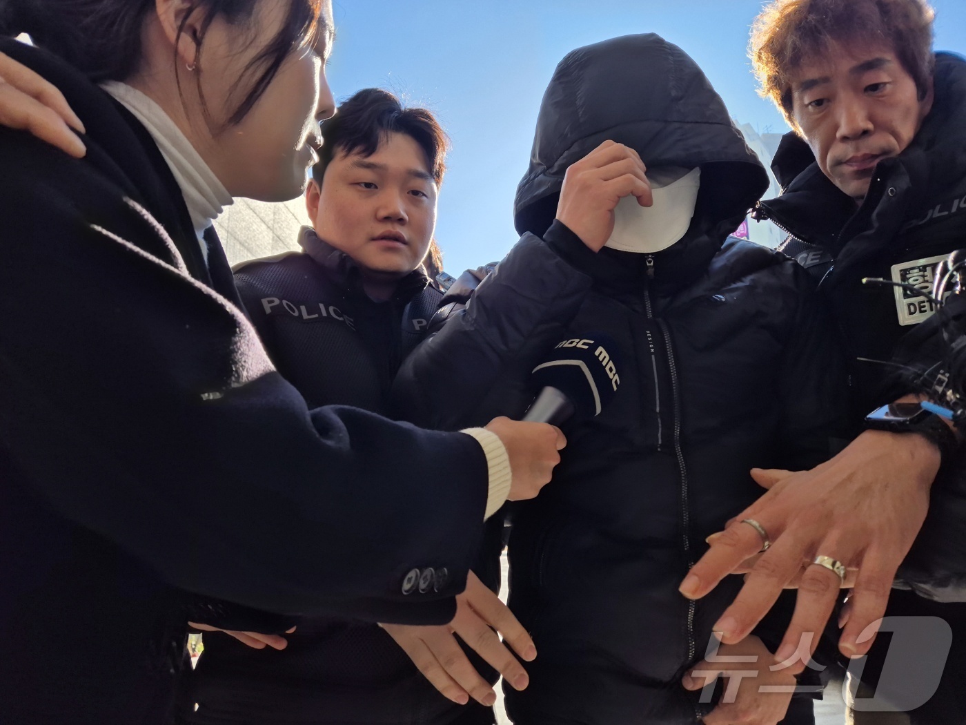 (속초=뉴스1) 윤왕근 기자 = 강원 양양군청 직장 내 괴롭힘 의혹을 받는 7급 공무원 A 씨가 5일 오후 춘천지법 속초지원에서 열린 구속 전 피의자 심문(영장실질심사)을 받기 위 …