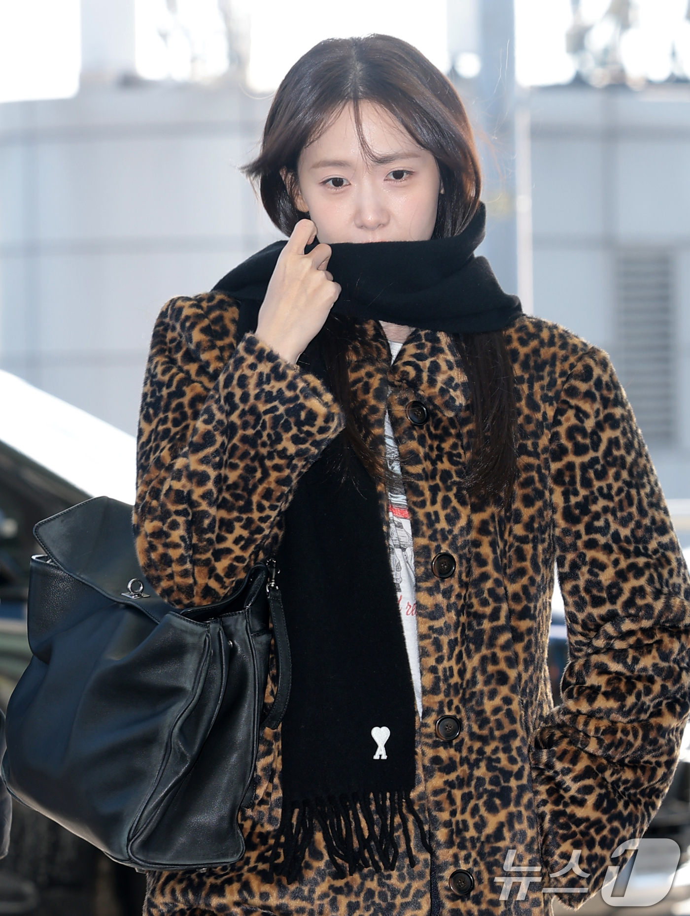 (인천공항=뉴스1) 권현진 기자 = 가수 겸 배우 임윤아가 해외 일정을 위해 5일 인천국제공항을 통해 대만으로 출국하고 있다. 2025.12.5/뉴스1