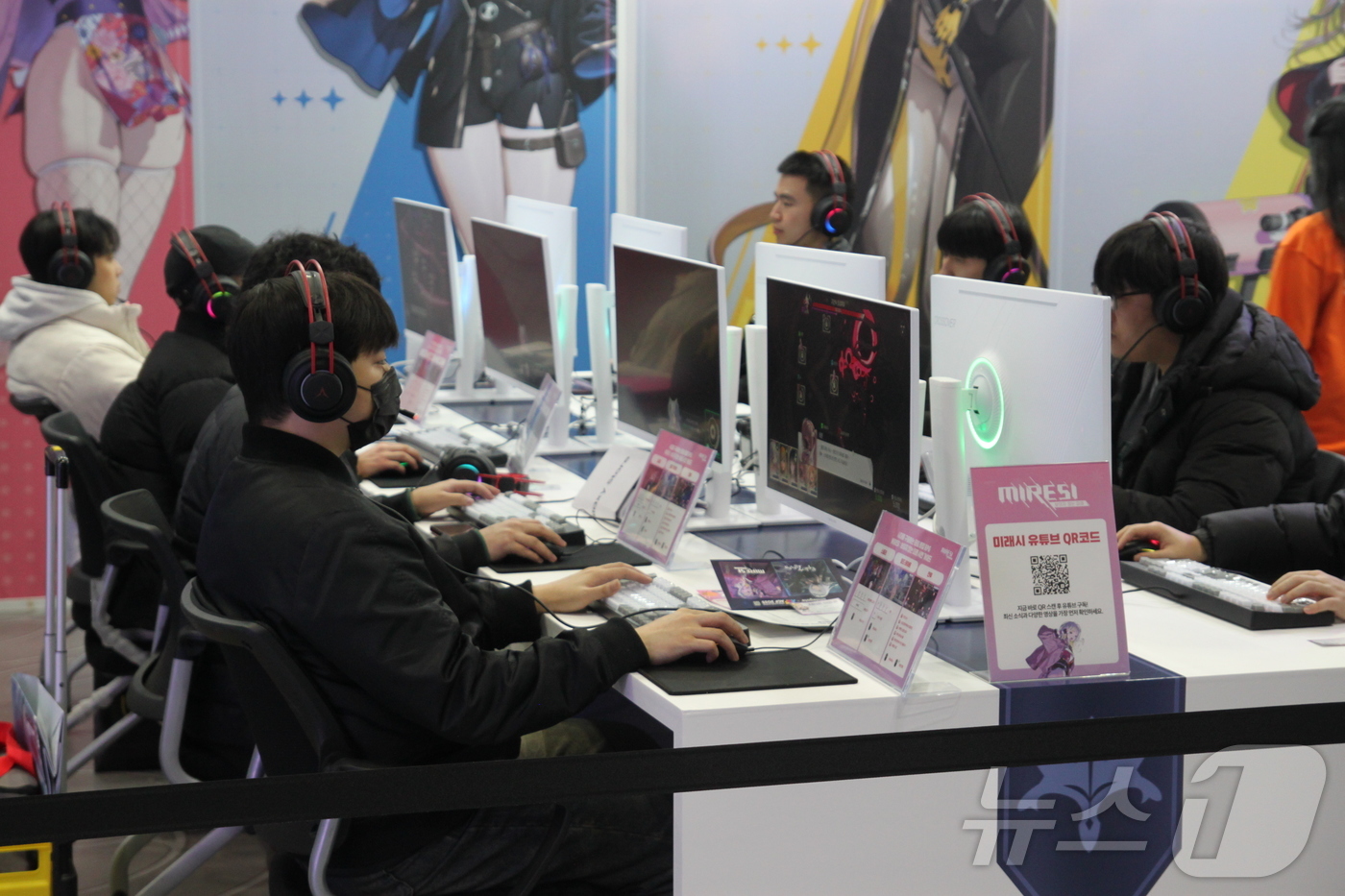 (고양=뉴스1) 김민재 기자 = 5일 오전 서브컬처 페스티벌 \'AGF 2025\'가 열리는 일산 킨텍스 제 1전시장에서 방문객들이 스마일게이트 신작 \'미래시: 보이지 않는 미래 …