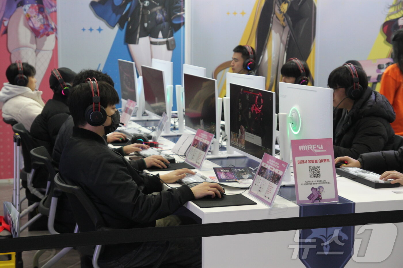 본문 이미지 - 5일 오전 서브컬처 페스티벌 &#39;AGF 2025&#39;가 열리는 일산 킨텍스 제 1전시장에서 방문객들이 스마일게이트 신작 &#39;미래시: 보이지 않는 미래&#39;를 체험하고 있다. AGF 2025는 12월 5일부터 7일까지 일산 킨텍스에서 열린다.2025.12.5/뉴스1 ⓒ News1 김민재 기자