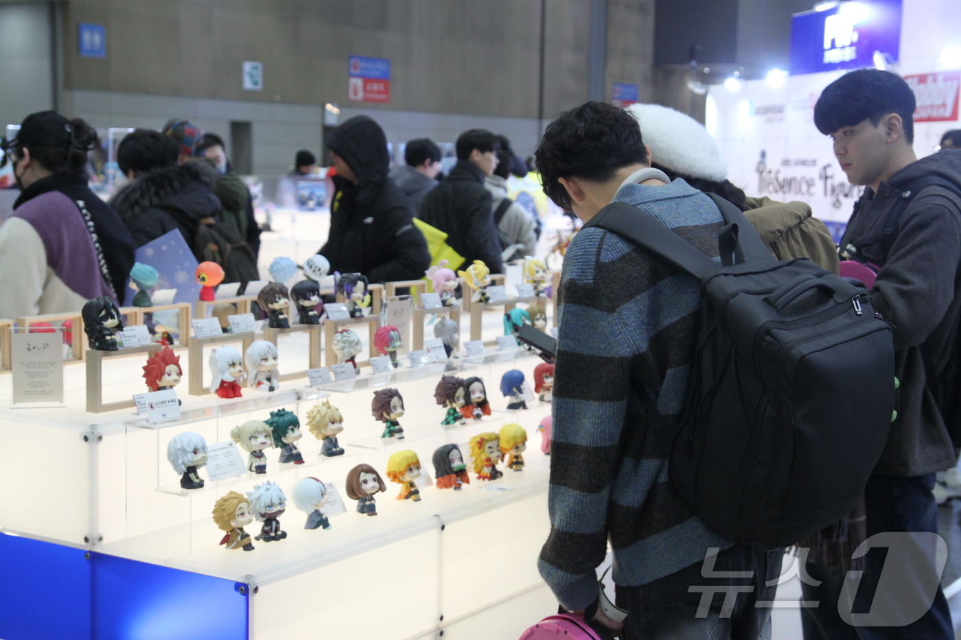 (고양=뉴스1) 김민재 기자 = 5일 오전 서브컬처 페스티벌 \'AGF 2025\'가 열리는 일산 킨텍스 제 1전시장에서 방문객이 기념품을 고르고 있다. AGF 2025는 12월 …