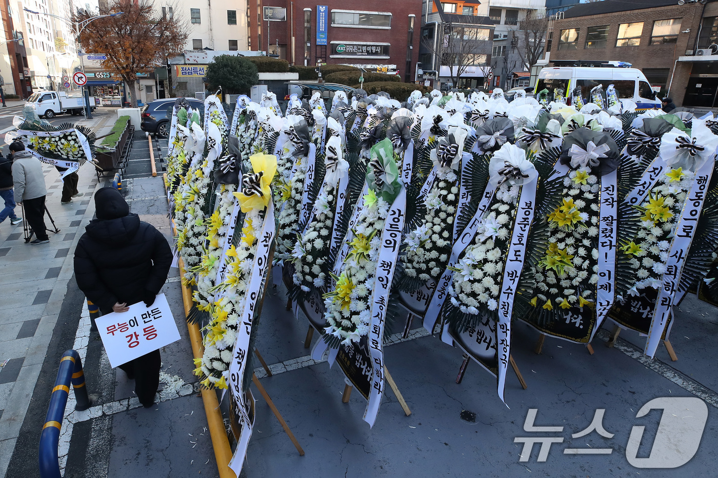 (대구=뉴스1) 공정식 기자 = 대구의 시민 프로축구단 대구FC 응원단(그라지예)과 축구팬들이 5일 오전 대구 중구 동인청사 앞에서 대구FC K리그2 강등에 대한 구단의 쇄신과 대 …