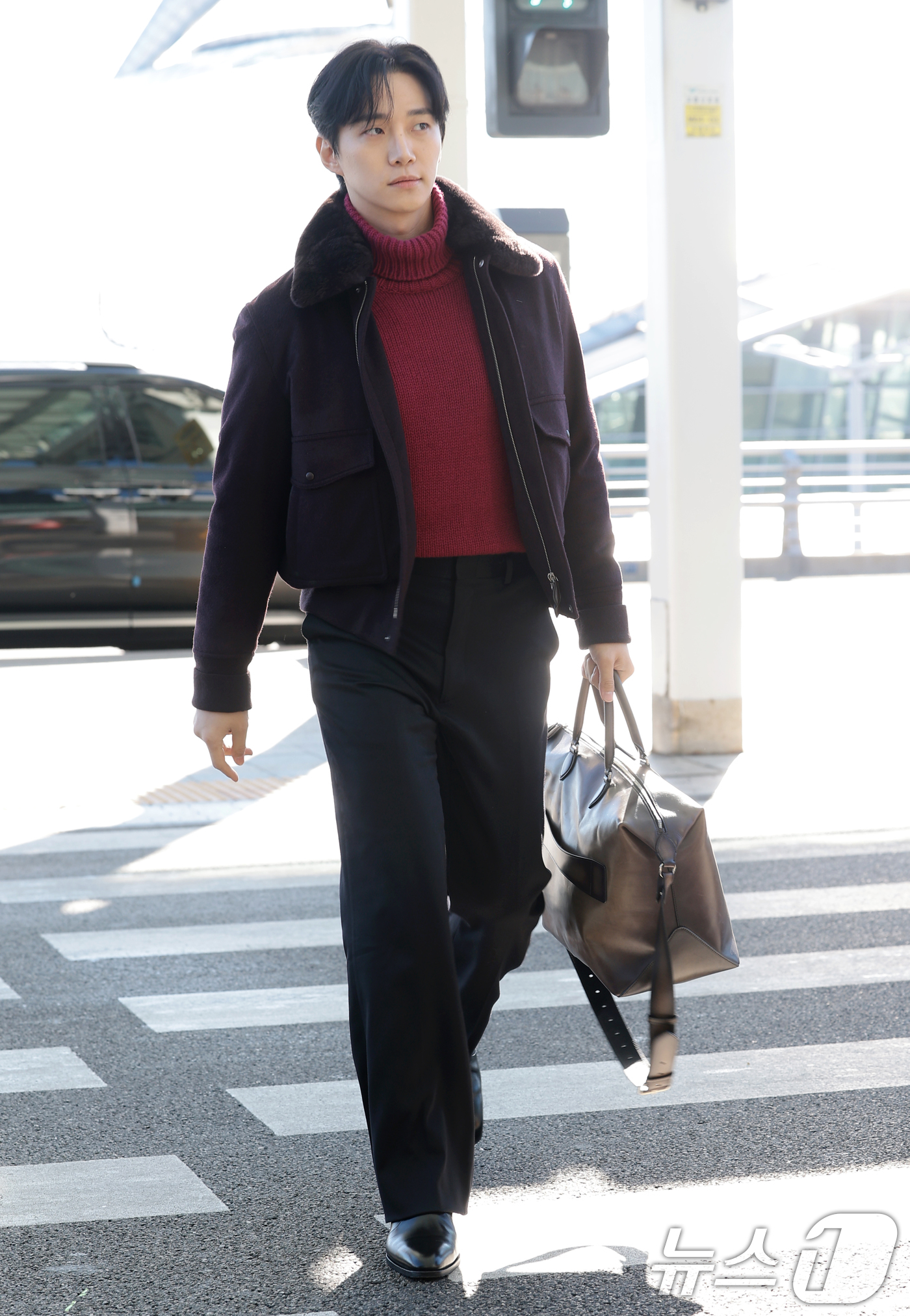 (인천공항=뉴스1) 권현진 기자 = 가수 겸 배우 이준호가 해외 일정을 위해 5일 인천국제공항을 통해 대만으로 출국하고 있다. 2025.12.5/뉴스1