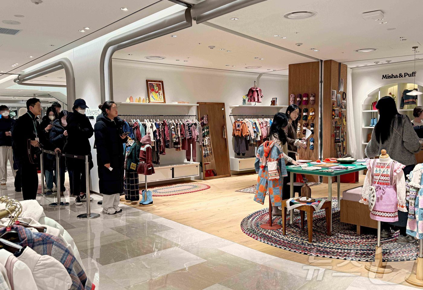 (서울=뉴스1) = 미국 프리미엄 키즈 브랜드 미샤앤퍼프가 영국 프리미엄 키즈 브랜드 아폴리나와 협업한 컬렉션이 롯데백화점 본점에서 성황리에 공개됐다고 5일 밝혔다. 사진은 서울 …