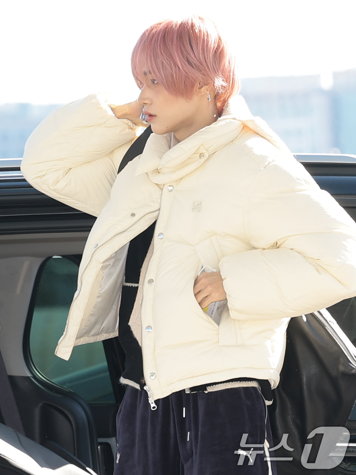 (인천공항=뉴스1) 권현진 기자 = 라이즈 원빈이 해외 일정을 위해 5일 인천국제공항을 통해 대만으로 출국하고 있다. 2025.12.5/뉴스1