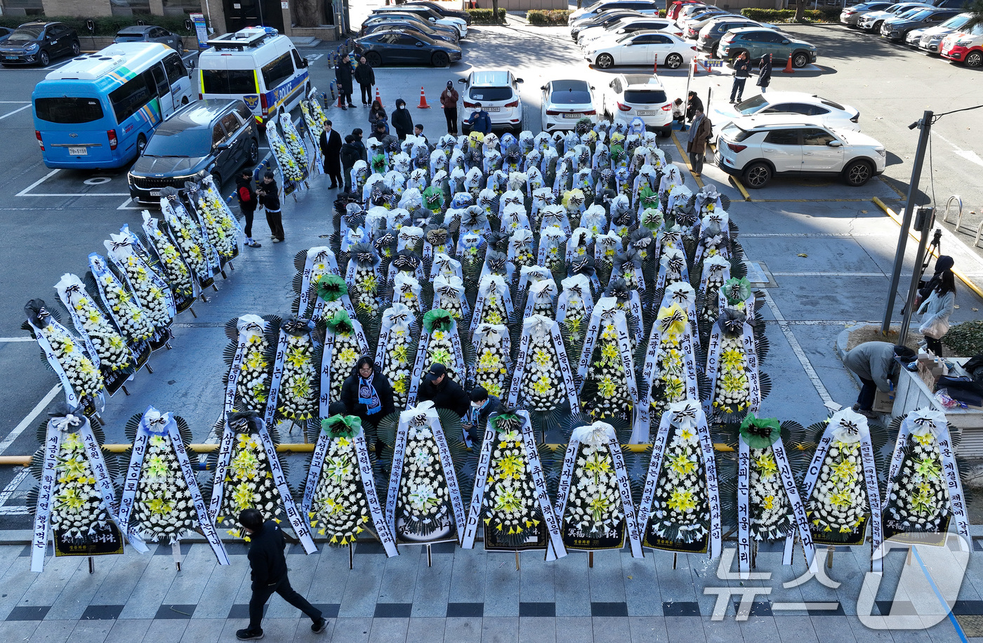 (대구=뉴스1) 공정식 기자 = 대구의 시민 프로축구단 대구FC 응원단(그라지예)과 축구팬들이 5일 오전 대구 중구 동인청사 앞 주차장에서 대구FC K리그2 강등에 대한 구단의 쇄 …